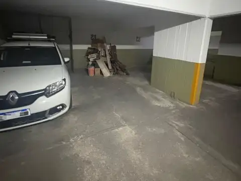 Cochera en venta para un vehículo con acceso por rampa - Plaza Mitre