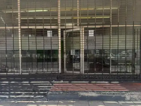 LOCAL EN LA AVENIDA HIPOLITO YRIGOYEN CENTRICO 
