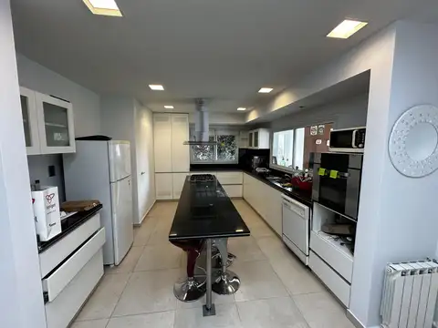 Casa 5 ambientes con 3 baños