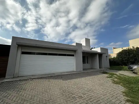 Casa de 3 dormitorios en venta en Los Cerezos - Valle Escondido