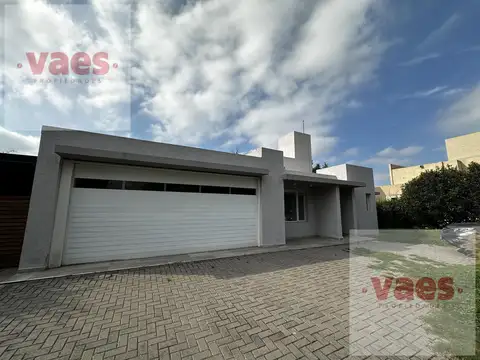 VENTA - Casa de 3 dormitorios en venta en Los Cerezos, Valle Escondido
