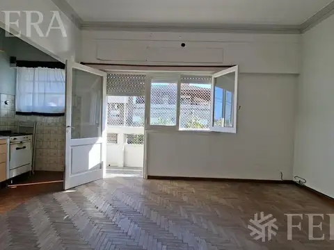 Venta de PH con balcón en Lomas Del Mirador