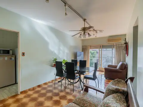 Departamento de 3 Ambientes en Venta con Balcón. Flores