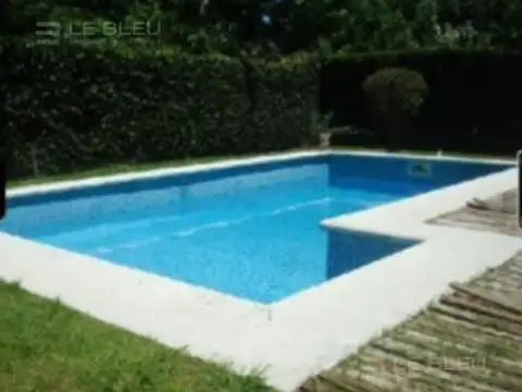 Excelente casa en alquiler con parque, piscina y 3 dormitorios en City Bell