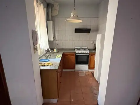 Casa al frente en venta con cochera y patio