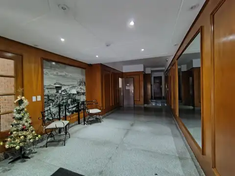 EXCELENTE SEMIPISO – MUY BUENOS DETALLES DE CONSTRUCCION – OPTIMO ESTADO –– CON COCHERA FIJA