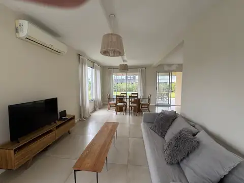 Casa 4 ambientes con 3 baños