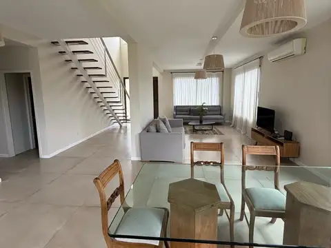 Casa en Alquiler con 4 cocheras