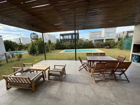 Casa en Alquiler con 4 cocheras