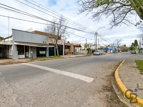 Casa en Venta con 2 locales comerciales a refaccionar  en Av. Arana 419 e/ 7 y 8 - Villa Elisa