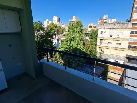 MONOAMBIENTE DIVIDIDO CON AMPLIO BALCON