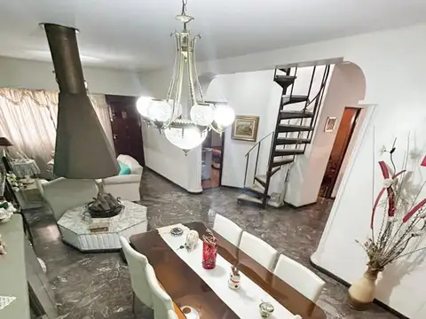 Casa de 4 ambientes con patio, quincho, terraza y cochera.