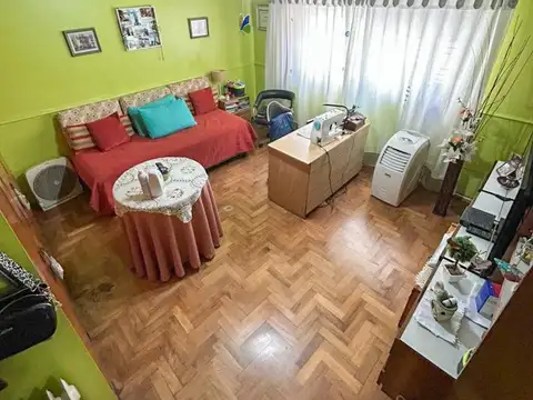 Casa de 4 ambientes con patio, quincho, terraza y cochera.