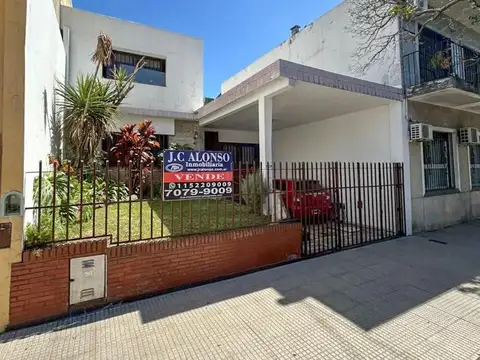 Casa de 4 ambientes con patio, quincho, terraza y cochera.
