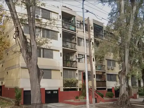 Departamento de 3 ambientes, 2 habitaciones, cocina, living, baño completo . 3er piso frente.
