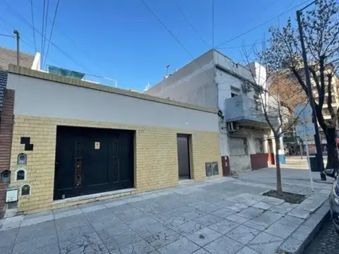 Venta de casa de 4 ambientes en Flores