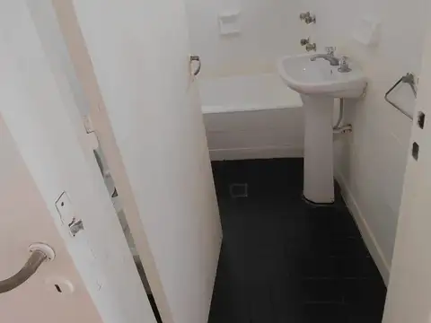 Único ph en la zona. 2 ambientes con patio. Sin expensas. Apto uso profesional.