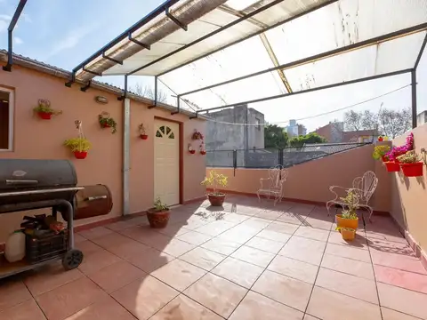 Departamento tipo casa en venta 4 amb con patrio independiente  en CASEROS CENTRO