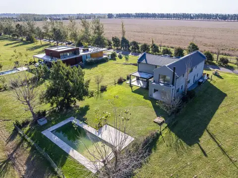 Casa en Venta con 2 cocheras