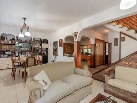 Casa en Venta con 3 cocheras