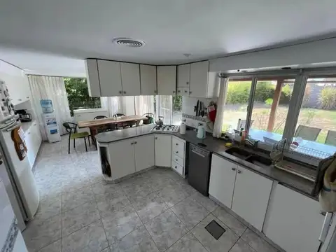Casa en Venta con 3 cocheras
