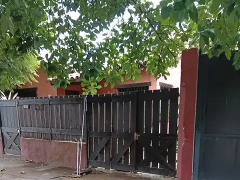 Casa de seis ambientes ideal para dos familias o reciclar.