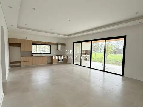 Casa 5 ambientes con 3 baños