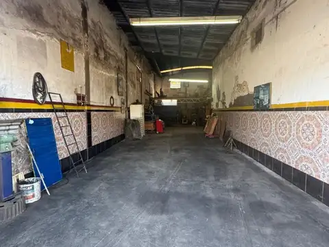 GALPON EN CASTELAR SUR 200 MTS2