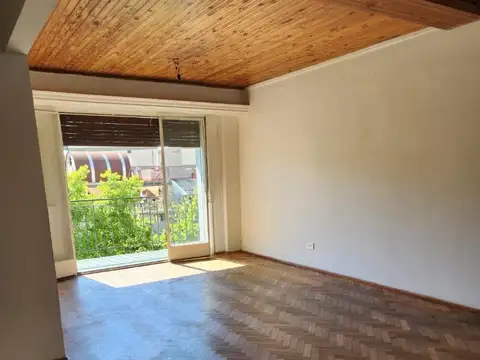 Amplio 3 ambientes al frente con balcón