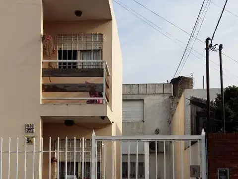 Depto. 3 ambientes, primer piso por escalera