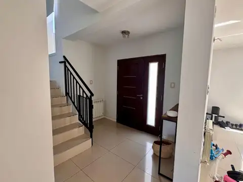 Casa 7 ambientes con 2 baños