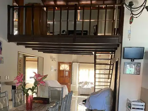 Casa 4 ambientes con 2 baños