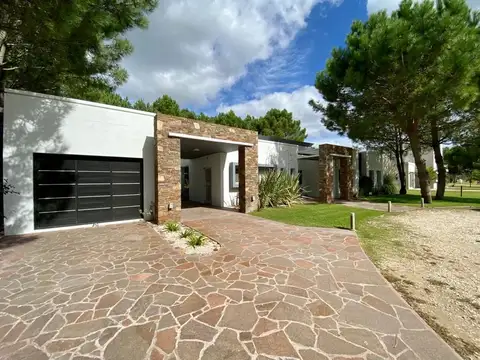 Casa 4 ambientes con 3 baños