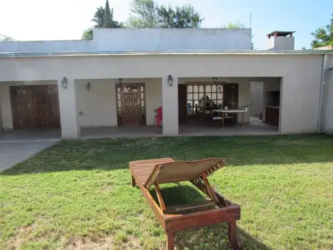 Casa en venta - 2 Dormitorios 1 Baño - 363mts2 - Chivilcoy