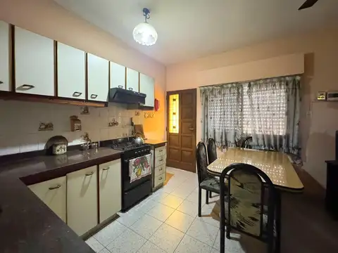 Casa 4 ambientes con 2 baños