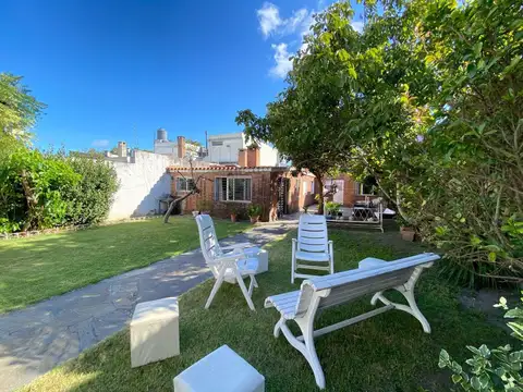 Venta Casa Malvin 4 dormitorios, fondo y barbacoa