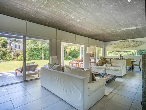 Casa en alquiler de 3 dormitorios en barrio El Golf 100