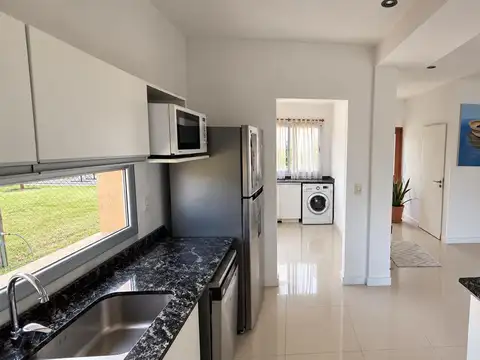 Casa 4 ambientes con 2 baños