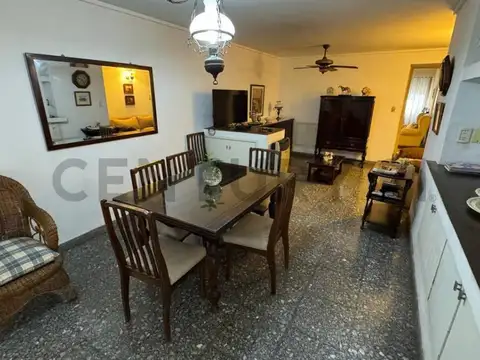 VENTA DE CASA SOBRE AV. 38, APTA BANCO, LA PLATA