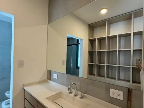 Casa en Alquiler con 6 cocheras