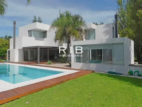 CON RENTA - Propiedad a Parque Central