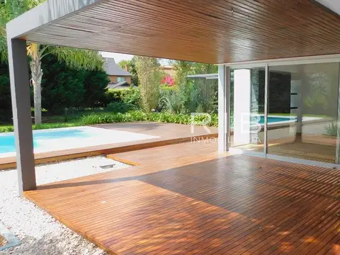 Casa 6 ambientes con 5 baños