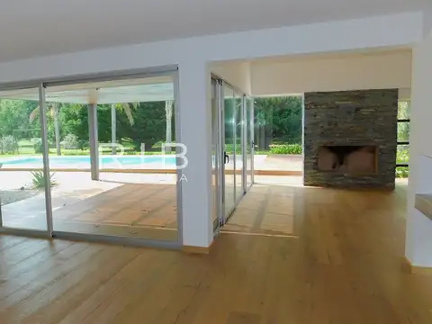 CON RENTA - Propiedad a Parque Central