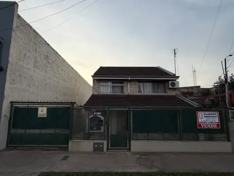 Casa con galpon y departamento