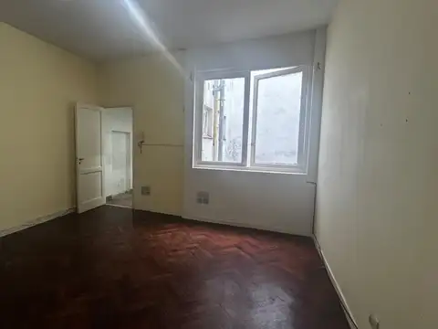 AMPLIO MONOAMBIENTE 2° PISO POR ESCALERA