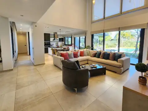 Casa en Venta en Countries y Barrios Cerrados en Berazategui, USD 790.000