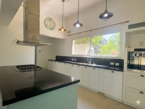 Casa 6 ambientes con 2 baños