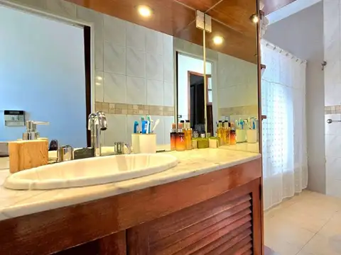 Casa en Venta con 3 cocheras