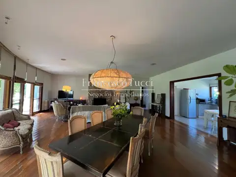 Casa en Venta con 2 cocheras