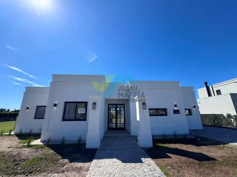 Casa con pileta a la laguna - SAN MATIAS